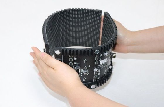 चीन से खुदरा दुकान विज्ञापन के लिए ROHS के साथ लचीला स्तंभ एलईडी डिस्प्ले