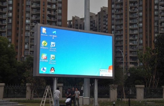 IP65 पूर्ण रंग उच्च चमक एलईडी डिस्प्ले स्क्रीन P5mm 960 * 960mm
